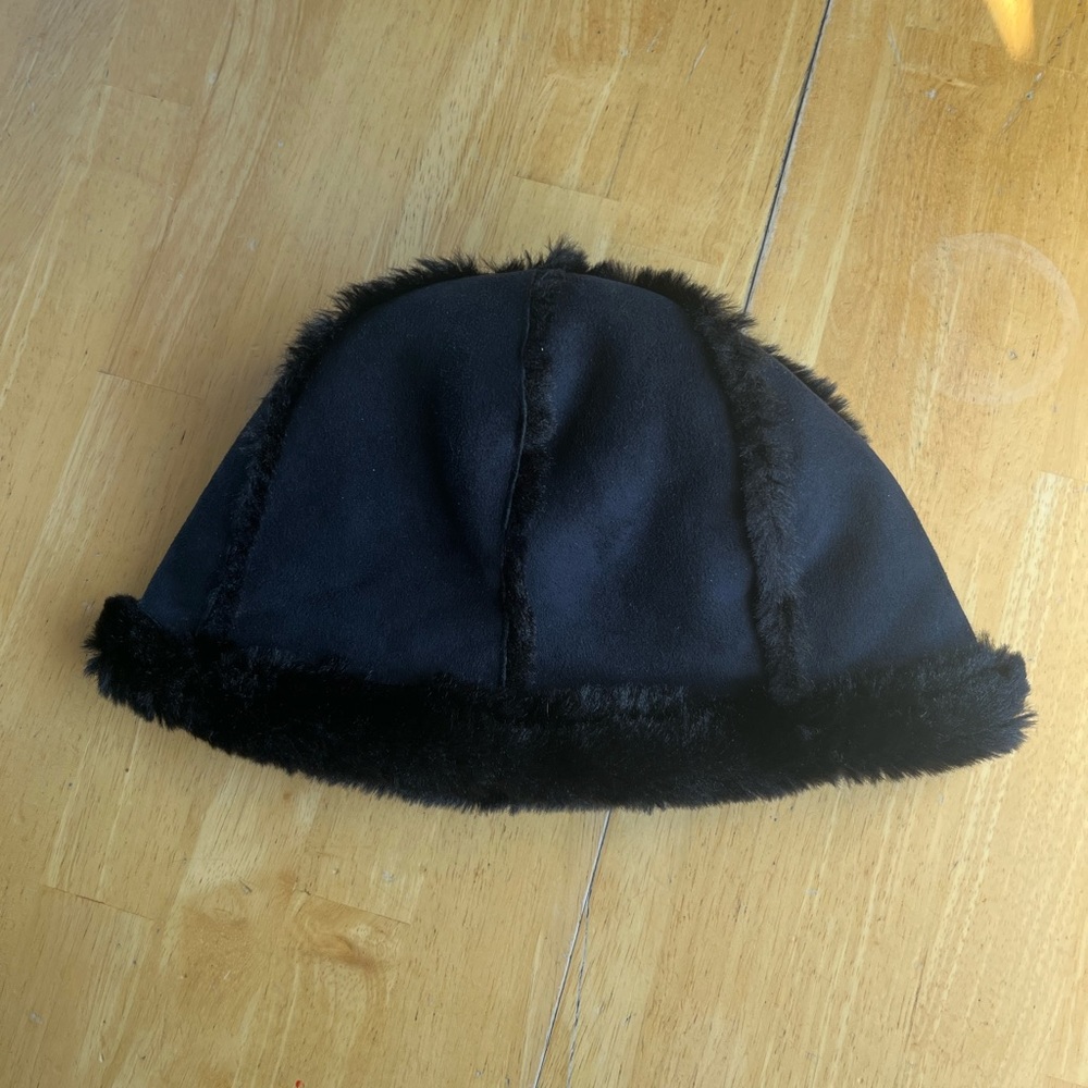 3/20$ Roots womens black fur lined suede winter hat